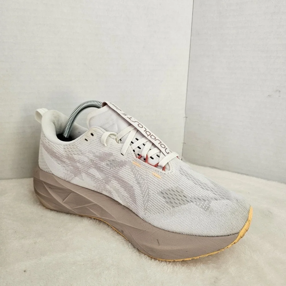 Asics women novablast